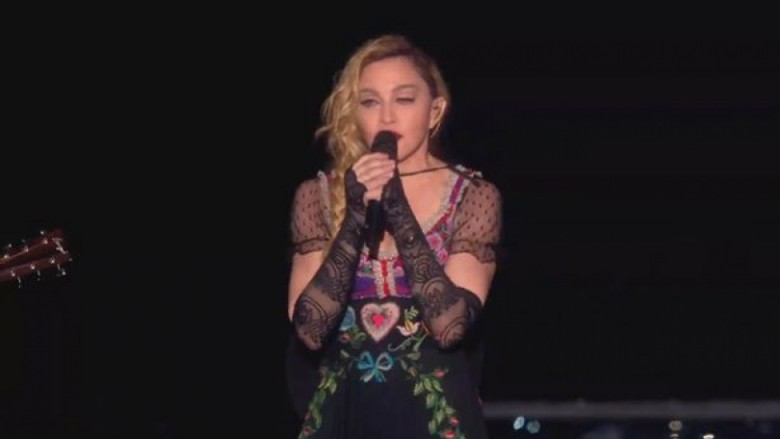 Madonna flet në skenë për sulmet në Paris, nuk i ndal lotët (Video)