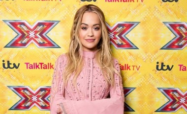 Rita Ora mahnit në konferencën e X Factor (Video)