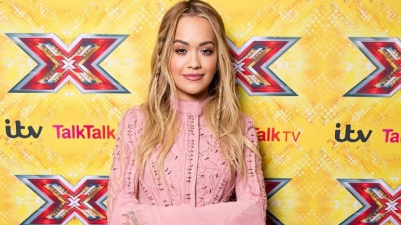 Rita Ora mahnit në konferencën e X Factor (Video)