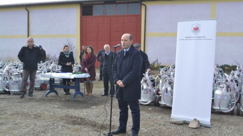 Gjakovë, fermerëve u ndahen makina mjelëse