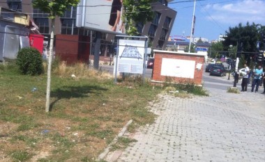 Telat e rrymës, vetëm rreth një metër nga toka (Foto)