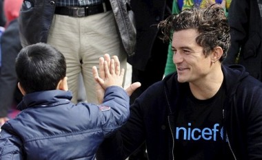 Orlando Bloom viziton kampin e refugjatëve në Maqedoni (Foto)