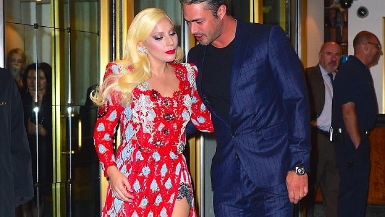 Lady Gaga tregon të brendshmet (Foto)