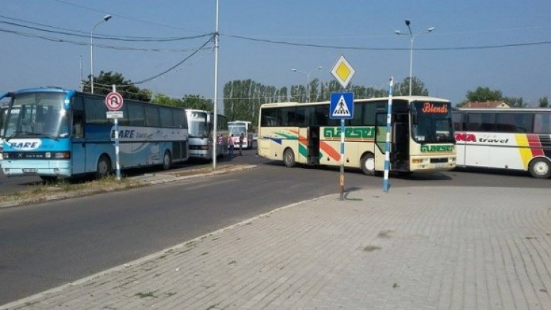 Bllokohet stacioni i autobusëve në Prishtinë (Foto)