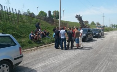 Banorët e Shalës bllokojnë punimet e rrugës Mitrovicë – Podujevë (Foto)