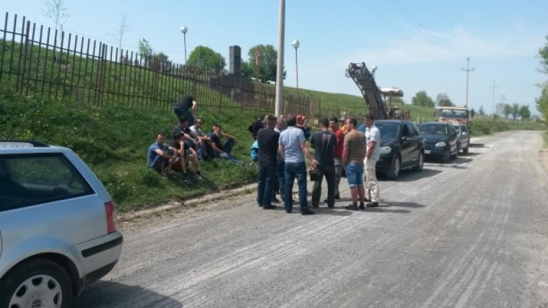 Banorët e Shalës bllokojnë punimet e rrugës Mitrovicë – Podujevë (Foto)