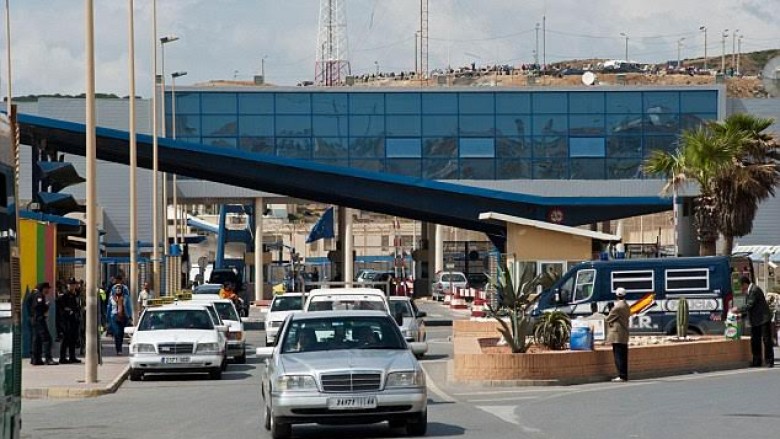 Nuk do të besoni se ku është futur emigranti në veturë, vetëm për të hyrë në Evropë (Foto)