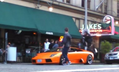 Budallallëku i çiklistit: Donte “like”, u “kap” me pronarin e Lamborghinit të 300 mijë eurove! (Video)