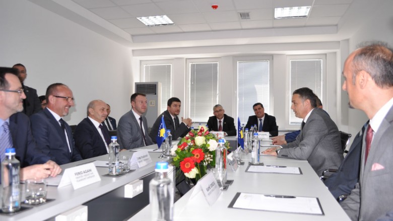 Kryeministri vizitoi fabrikën Premium Tobacco Group në Gjilan