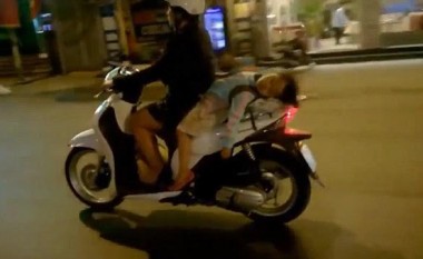 Vajza e vogël në gjumë, në motoçikletën që lëviz me shpejtësi (Video)