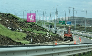 Autostradës së milionave i rrëshqet dheu (Foto)