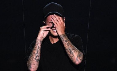 Pse derdhi lot Justin Bieber në VMA?! (Video)