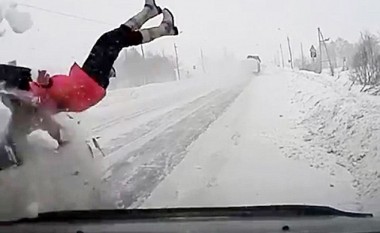 Vetura goditi gruan, e hodhi pesëmbëdhjetë metra larg (Video)