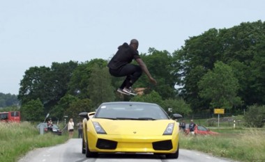E pabesueshme, por e vërtetë: Kapërceu Lamborghinin në shpejtësi 130km/h (Video)
