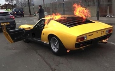 Lamborghini që kushton mbi një milion euro, merr flakë gjatë lëvizjes (Video)