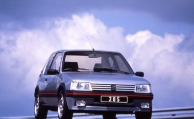 Në kategorinë e veturave të vogla, Peugeot 205 GTi shpallet më e “zjarrta” e të gjitha kohërave” (Foto)