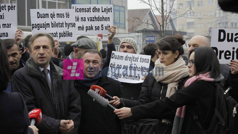 Taksistët kërcënojnë me protesta të mëdha