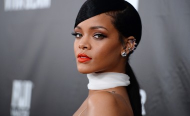 Rihanna fenomenale në kopertinën e “Vogue” (Foto)