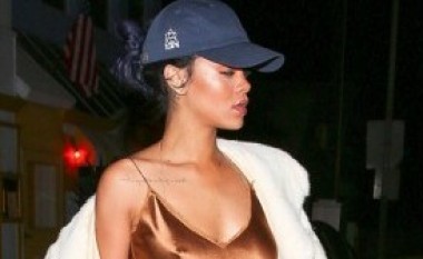 Rihanna pa reçipeta, me këmishë nate në rrugë