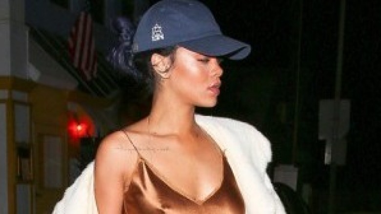 Rihanna pa reçipeta, me këmishë nate në rrugë