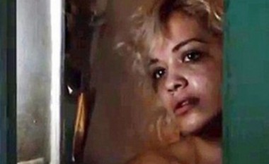 Rita Ora shfaqet e droguar në derën e apartamentit! (Video)