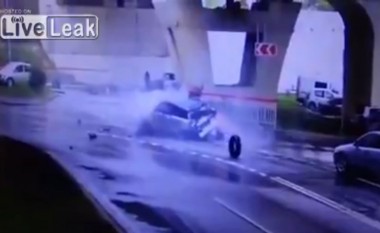 Pamje të frikshme: Range Rover “fluturon” nga ura! (Video)