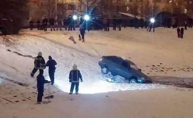 Vuri bast se mund të voziste mbi sipërfaqen e ngrirë të liqenit, por përfundoi keq (Foto)