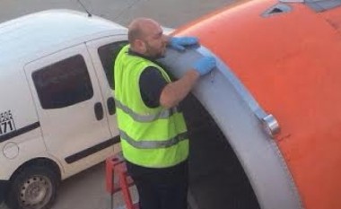 A do të fluturonit me aeroplanin që ka shirit ngjitës tek mbështjellësi i motorit?