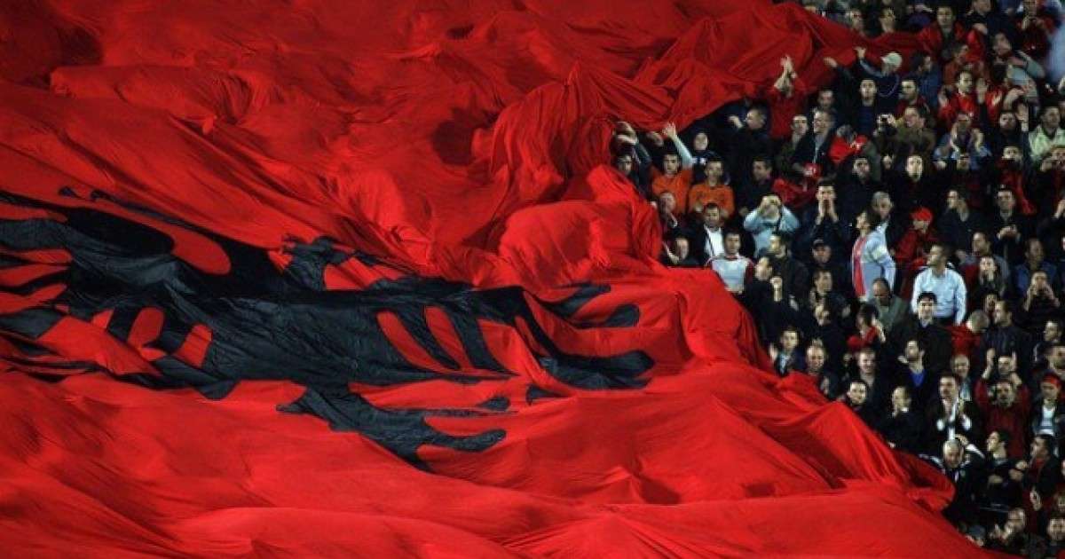 a do ta djegin flamurin shqiptar tifozët armeno serbë foto
