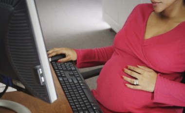 A është rrezik që një shtatzënë të rrijë për një kohë të gjatë pranë kompjuterit?