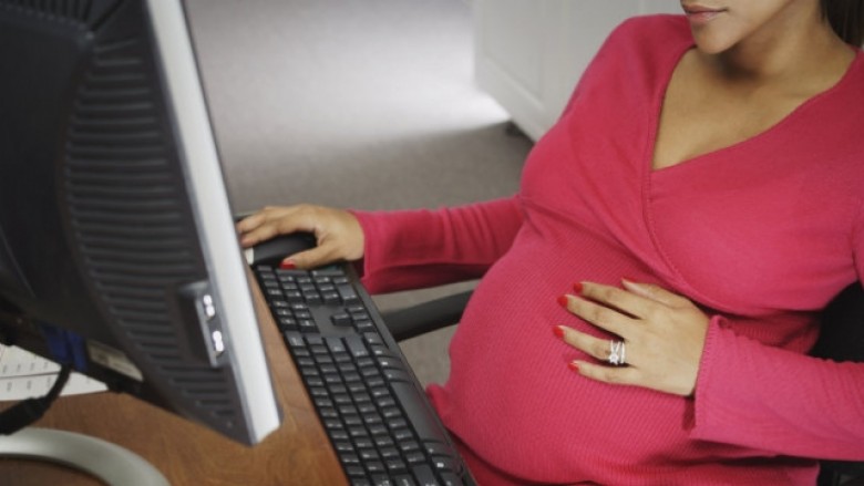 A është rrezik që një shtatzënë të rrijë për një kohë të gjatë pranë kompjuterit?