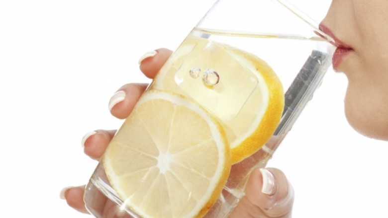 A mund ta përshpejtojë dobësimin uji i ngrohtë me limon
