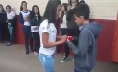 Adoleshenti i propozon të dashurës fejesë, por drejtori s’i lë të puthen (Video)