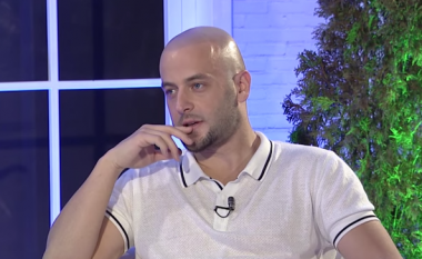 Adrian Gaxha rrëfen fëmijërinë me “grushta” (Video)