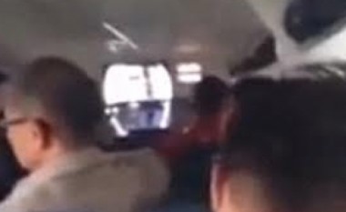 Aeroplani ka fluturuar nëpër Malajzi – me derë të hapur! (Video)