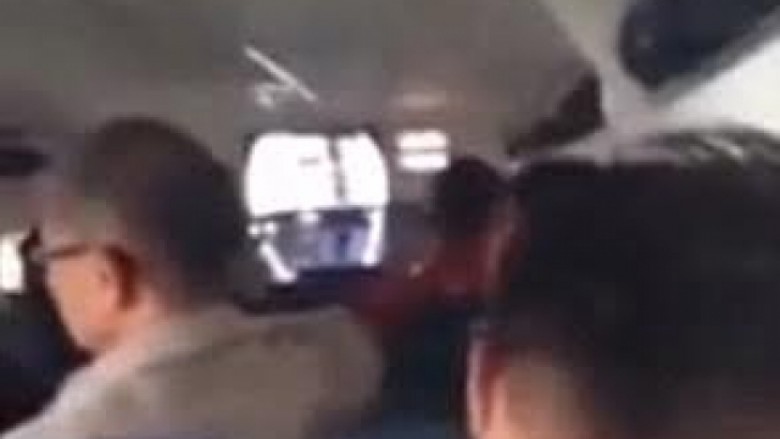 Aeroplani ka fluturuar nëpër Malajzi – me derë të hapur! (Video)