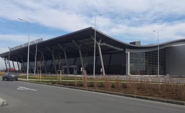 Vonesa e fluturimeve në Aeroportin “Adem Jashari” acaron pasagjerët (Video)