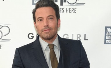 Affleck mohon të jetë në lidhje me dadon e fëmijëve