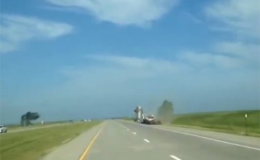 Vetura fluturon mbi kamionin e ndalur (Video)