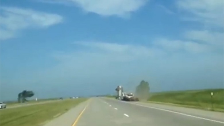 Vetura fluturon mbi kamionin e ndalur (Video)