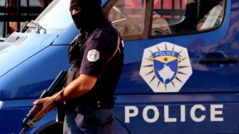 Aksion i policisë në Mitrovicë dhe në lokacione tjera, mbyllen disa lokale dhe konfiskohen armë të ftohta