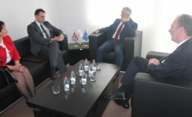 Ambasadori britanik vlerëson kontributin e Nismës për Kosovën