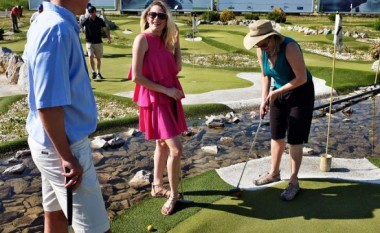 Ambasadorja amerikane luan golf në shoqëri me familjen e Ibrahim Rugovës (Foto)