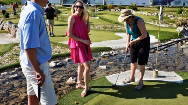 Ambasadorja amerikane luan golf në shoqëri me familjen e Ibrahim Rugovës (Foto)