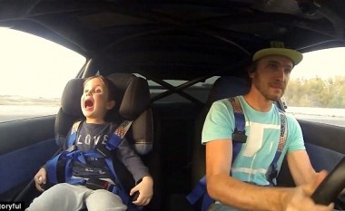Reagimi interesant i fëmijës gjatë vozitjes së shpejtë (Video)