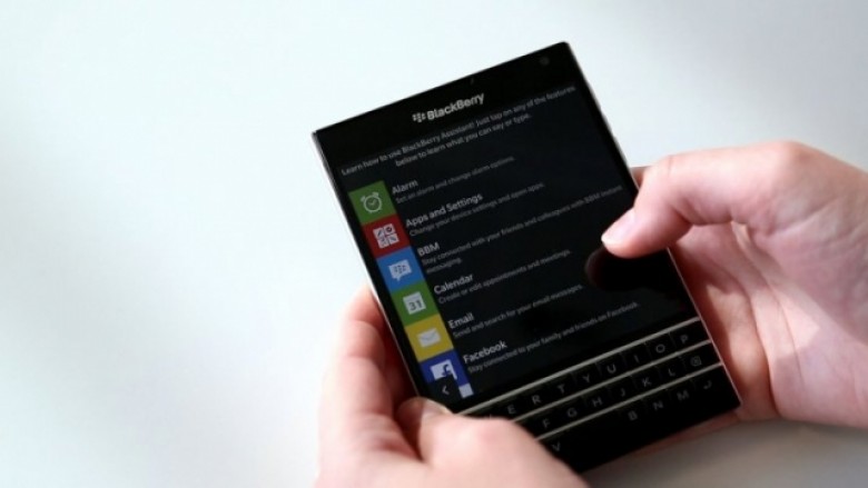 Apple synon ta blejë rivalin BlackBerry