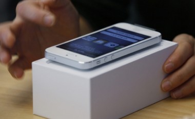 Apple zëvendëson baterinë me defekt të iPhone 5, falas