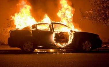 Dy makina digjen në Vlorë, policia: Zjarrvënie e qëllimshme