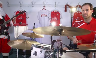 Futbollistët e Arsenalit dinë të bëjnë edhe muzikë (Video)
