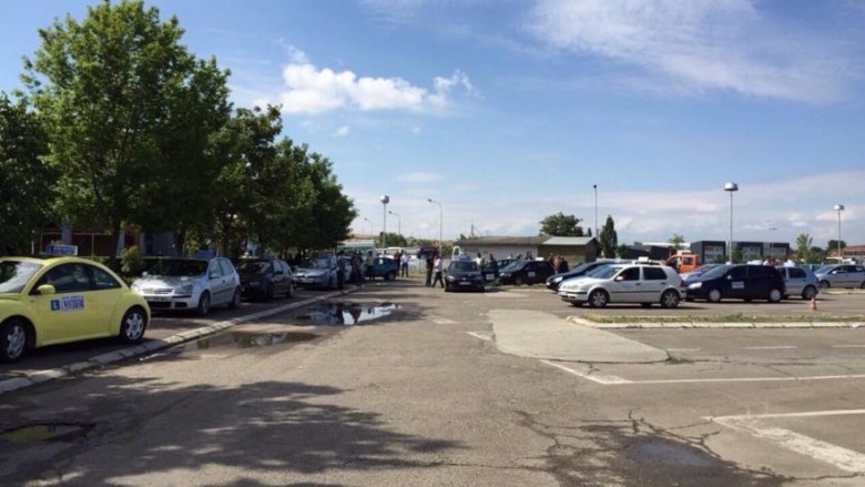 Drejtuesit e autoshkollave në protestë (Foto)